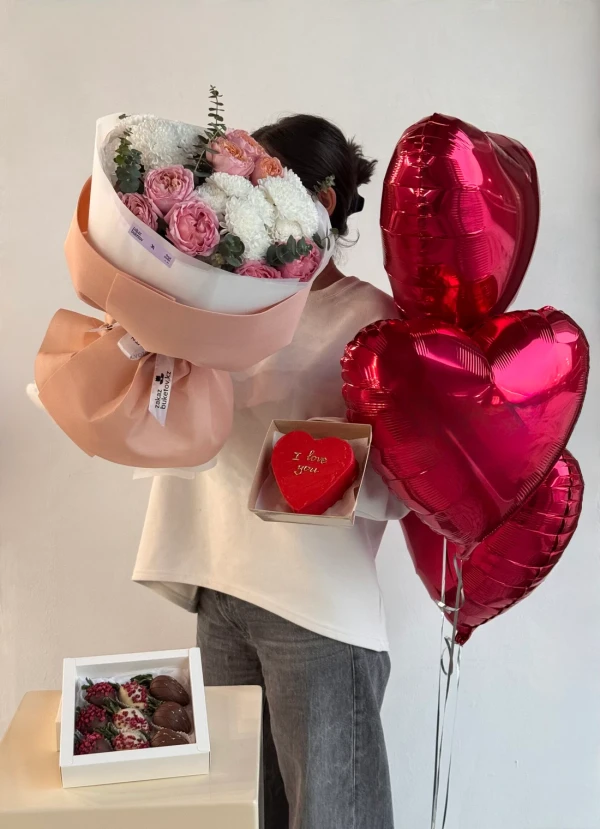 Сет "Дарлинг love" — Сет "Дарлинг love" — подарочный набор, в котором сочетаются цветы: хризантем и роз и торт, сладости и…
